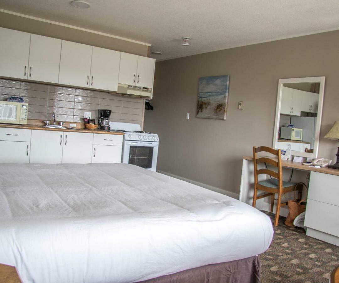 The Cedarwood Inn & Suites Sidney Exterior foto
